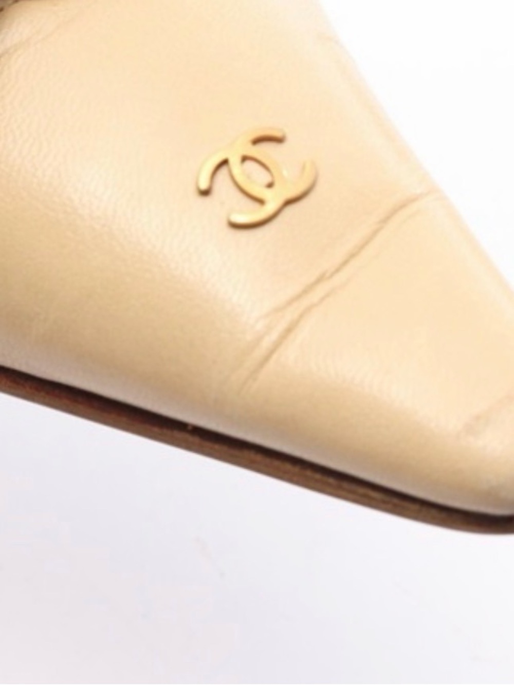 CHANEL Cream Pointed-Toe Leather Pumps with Bow and Gold CC - Picture 10 of 11